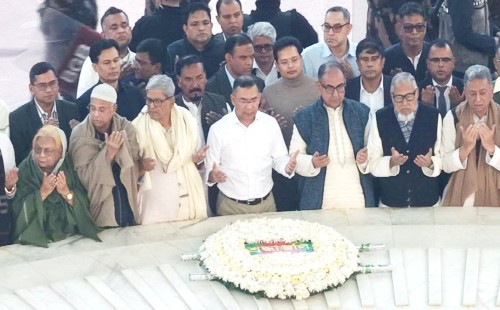 জিয়া উদ্যানে বাবার কবর জিয়ারত করলেন তারেক রহমান