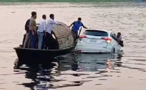 ফেরি থেকে নদীতে প্রাইভেট কার