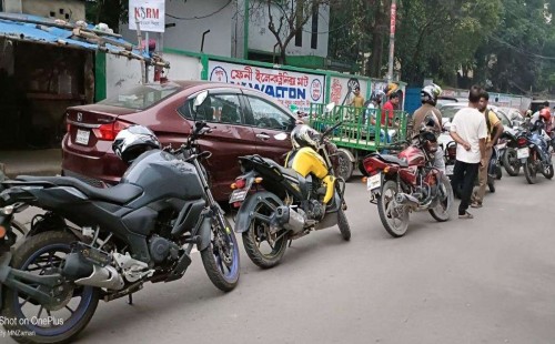জ্বালানি পাম্পে বাড়তি ভিড়ের জন্য বাইকারদের দায়ী করছেন অপারেটররা